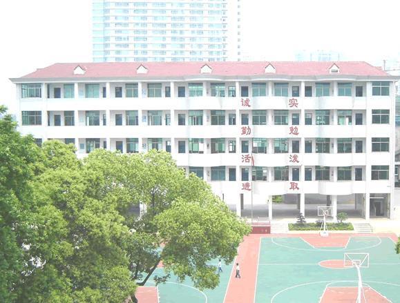 铜铺街小学位于湖南省长沙市天心区坡子街老城区,始建于1918年,是一