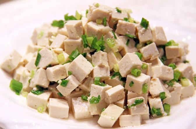 小葱拌豆腐是一道家常菜