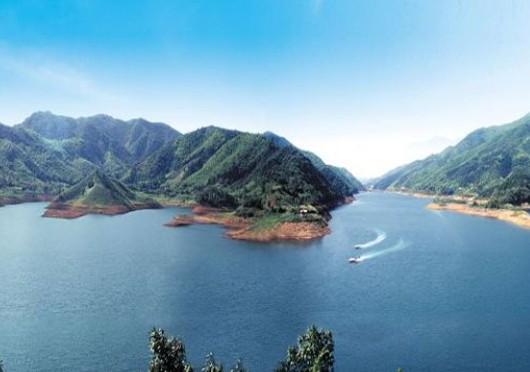 宁国市青龙湾原生态旅游度假区为国家森林公园,国家水利风景区,位于