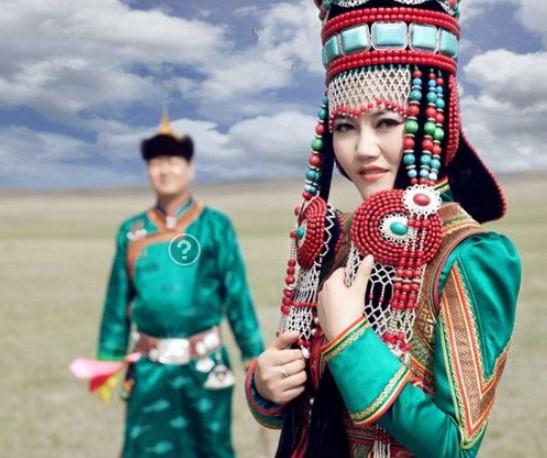 以女子长袍为例,科尔沁,喀喇沁地区的蒙古族受满族影响,多穿宽大直筒