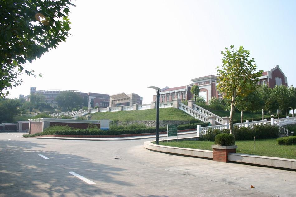 1992年东南大学,南京大学等高校的四位退休教授发起并创办三江大学