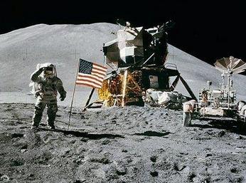 于20世纪60年代至70年代初组织实施的载人登月工程,称为"阿波罗"计划