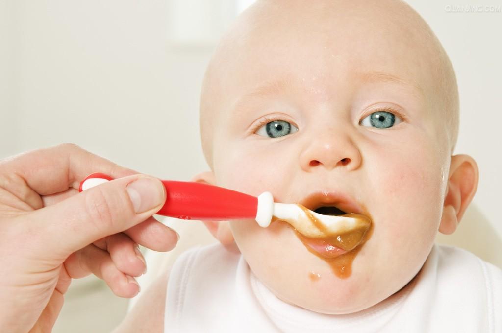 婴幼儿辅食婴儿 满6个月时,妈妈乳汁中的能量和营养物质已经不能满足婴儿生长发育的需要,从这个时候起就要给孩子添加辅食。 婴儿满6个月以后,生长发育速度增快,母乳的量和其中的营养已经不能满足他们的需要,必须给婴儿添加辅食才能满足获得充足的营养,不然就会引起孩子营养不良;另外,给孩子添加辅食,能帮助孩子增强消化功能,并且可以锻炼孩子咀嚼和吞咽食物的能力;及时添加辅食能有助于孩子的精神发育,刺激孩子的味觉、嗅觉和视觉;及时添加辅食,还能够帮助孩子学习吃东西,使孩子慢慢适应由母乳过度到半固体、固体类的家常食物,为