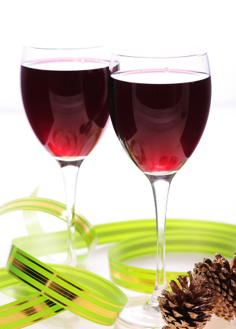 红葡萄酒介绍:红葡萄酒是由果实,和果皮为红色的葡萄压榨,经过发酵