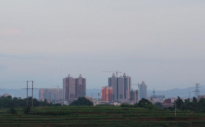 罗定市辖6个街道,17个镇:罗城街道,素龙街道,附城街道,双东街道,城东
