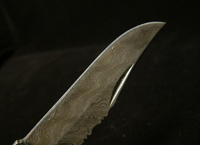 刀锋 ,dāo fēng,汉语词语.意为刀刃;刀尖.