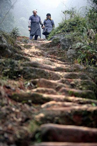 爱情天梯(刘国江老人为妻子手工凿成的下山阶梯)