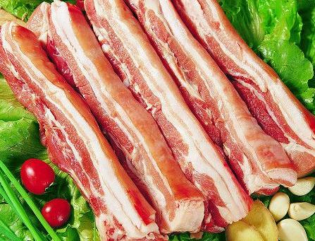 五花肉(又称肋条肉,三层肉)位于猪的腹部,猪腹部脂肪组织很多,其中
