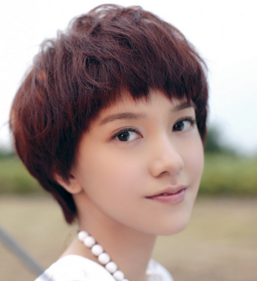 中长短碎发发型,如果你是女士不防可以试试看,合适的脸形有:长脸,圆脸