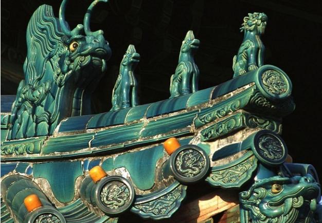 中国古代的匠师在建筑装饰中最敢于使用色彩也最善于使用色彩.