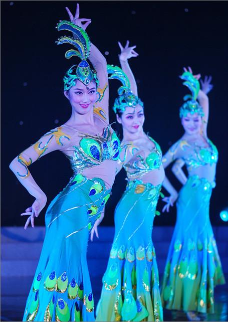 孔雀舞(傣族传统表演性舞蹈)
