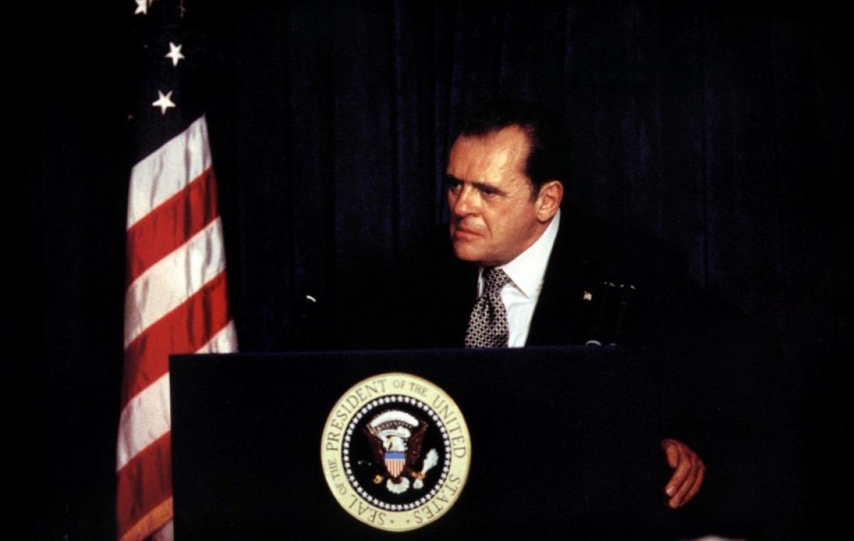 探讨因水门丑闻而下台的美国总统理查德·米尔豪斯·尼克松的政治生涯