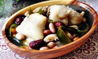 海带花生猪蹄汤是女性非常喜爱的养颜汤