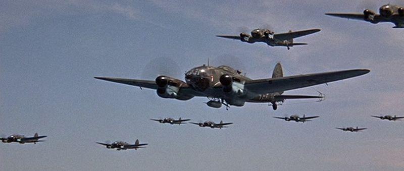 伦敦上空的鹰剧照