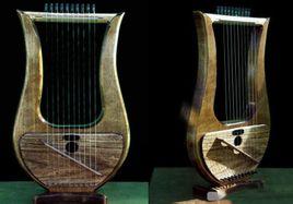竖琴是世界上最古老的拨弦乐器之一,早期的竖琴只具有按自然音阶排列