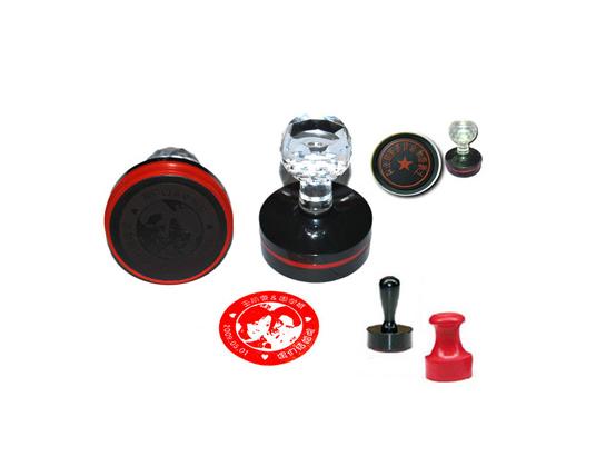 公章尺寸大小规定 1、党章一律为圆形,中央刊镰刀、斧头,直径为4.2cm,圆边宽为0.1cm,镰刀、斧头外刊党组织名称,自左而右环行,印章使用简化的宋体字。2、工会章一律为圆形。直径为4.2cm,外边为双边,外边为粗边,边宽为0.1cm,内边为细边,边宽为0.01cm.上弧为单位名称,自左而右环行,印文使用简化的宋体字。3、国有企业、国营股份制企业等公章(包括公司章、部门章)一律为圆形,直径为4.