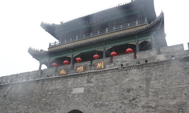 荆州古城,是位于湖北省荆州市的一座名胜古迹,有东南西北4个老城门门