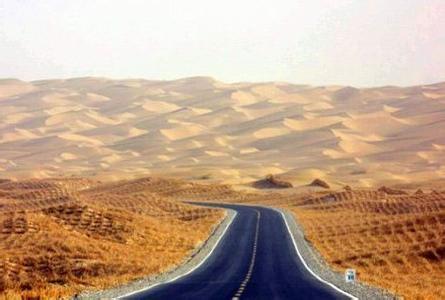 塔里木沙漠公路是目前世界上在流动沙漠中修建