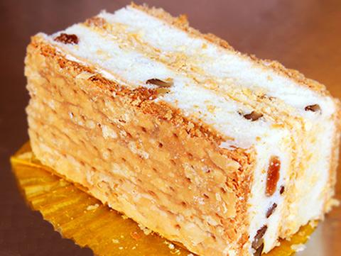 拿破仑蛋糕名称来源于意大利naples的酥皮名字,该品种蛋糕由三层啡色