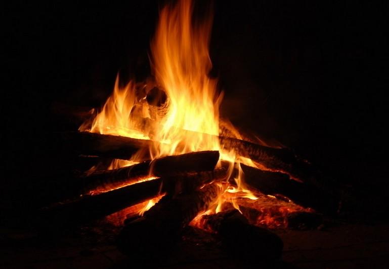 篝火泛指一般在郊外地方