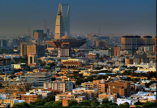 利雅得的服饰似乎只有黑白两色