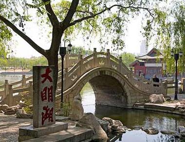 大明湖畔