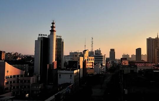松滋市位于湖北省西南部,处于平原和丘陵结合地区,隶属荆州市管辖.