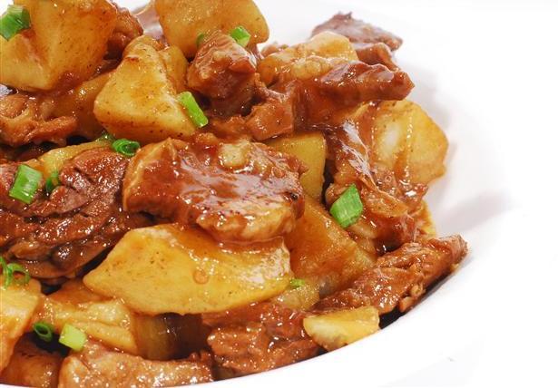 土豆烧肉是浙江菜系中最传统的一道家常菜