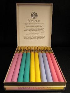 寿百年是英国加莱赫有限公司的著名品牌,其名下的女士香烟有两种:粉色