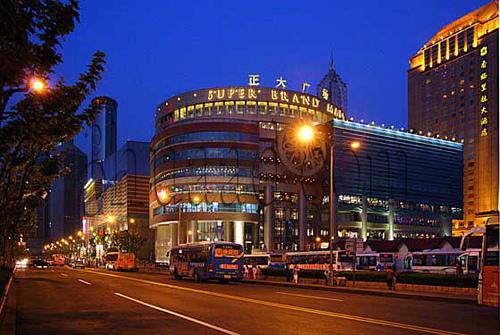 正大广场位于中国上海浦东陆家嘴金融贸易区,1993年开始兴建,2002年10