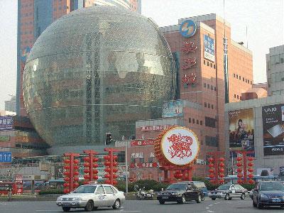 15公顷,建筑面积11万平方米,其中美罗城6.7万平方米,美罗大厦4.