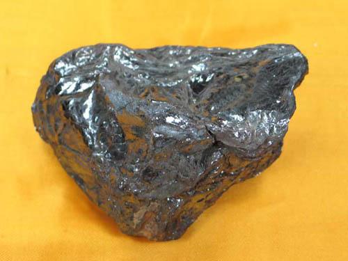 磁铁矿(magnetite)为氧化物类矿物磁铁矿的矿石,属等轴晶系.