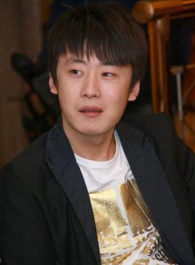 陆小千是电视剧《魔幻手机》中的男一号,由李滨扮演
