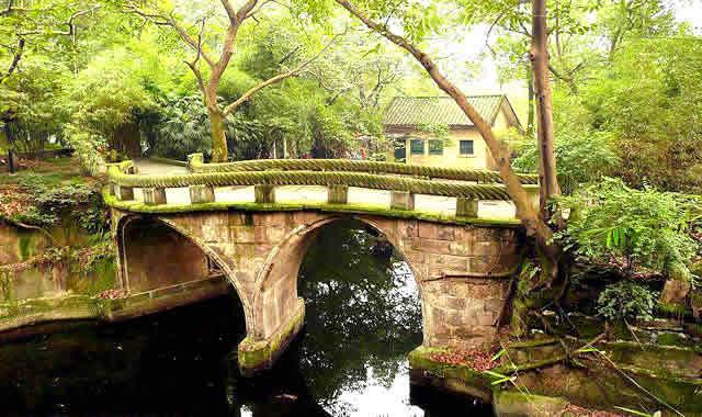 鹅岭上飞阁前的对联_前调阊门夜泊_水之经典_五月十九日大雨 - 七彩梦吧