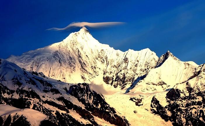 以梅里雪山为中心的