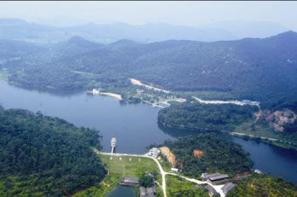 佛灵湖位于东莞寮步镇南面,紧邻松山湖大道,距镇中心区仅10分钟车程