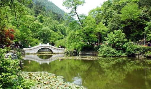 自驾车到达景区的交通指南 途经:贵阳市政府 — 林城东路 — 观山路