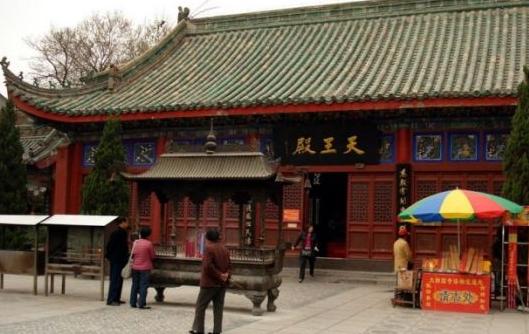 大相国寺天王殿,亦称二殿,前殿或接引殿,系清代乾隆三十一年重修.