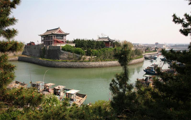 蓬莱水城(penglai water city)位于蓬莱市区西北丹崖山东侧,宋庆历二