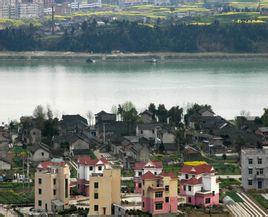 满福坝村位于四川省南充市南部县火峰乡,紧临红岩子湖景区,与县城一江