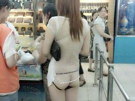 2012年7月20日上午,一名年轻女子在青山一超市购物时,着装暴露,引来