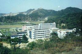 宁波市鄞州职业高级中学,位于浙江省宁波科技园区龙山脚下,是鄞州区