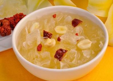 红枣银耳莲子汤是一款食补粥品