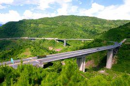 元江至磨黑高速公路(元磨高速公路)起于元江县二塘桥,接玉溪至元江