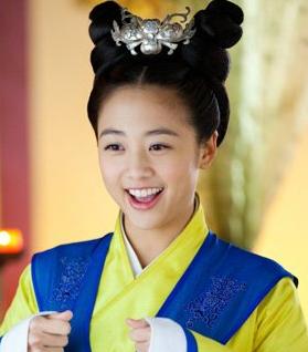 何丹娘(吴映洁饰演),女,电视剧《陆贞传奇》中的角色之一,在第八集中