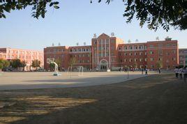 1951年建校,时为"海城县第三中学",1966年改名为"牛庄第一中学",1978