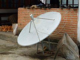 卫星接收中的"锅"是一个形象的俗语,"大锅盖"是人们对卫星电视