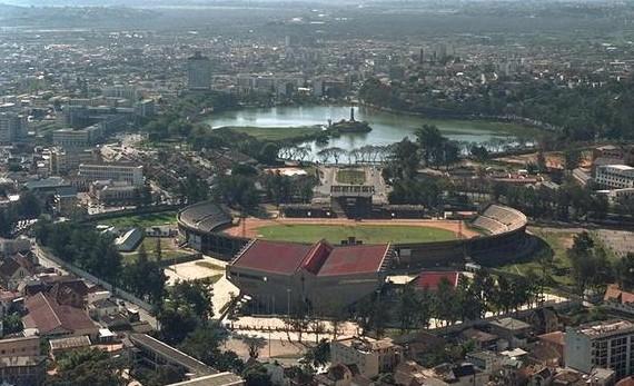 7万平方公里.马达加斯加岛是向西倾斜而多山的