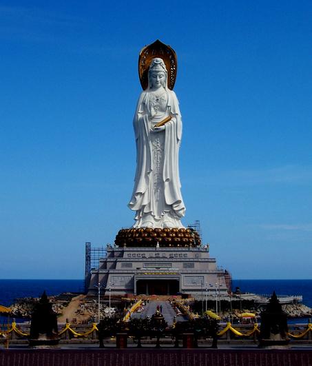 普陀山南海观音坐落于双峰山南端的观音跳山岗上.