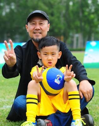 儿子:小溪溪 6.腾格尔父子 父亲:腾格尔1960年生于内蒙古鄂托克旗.